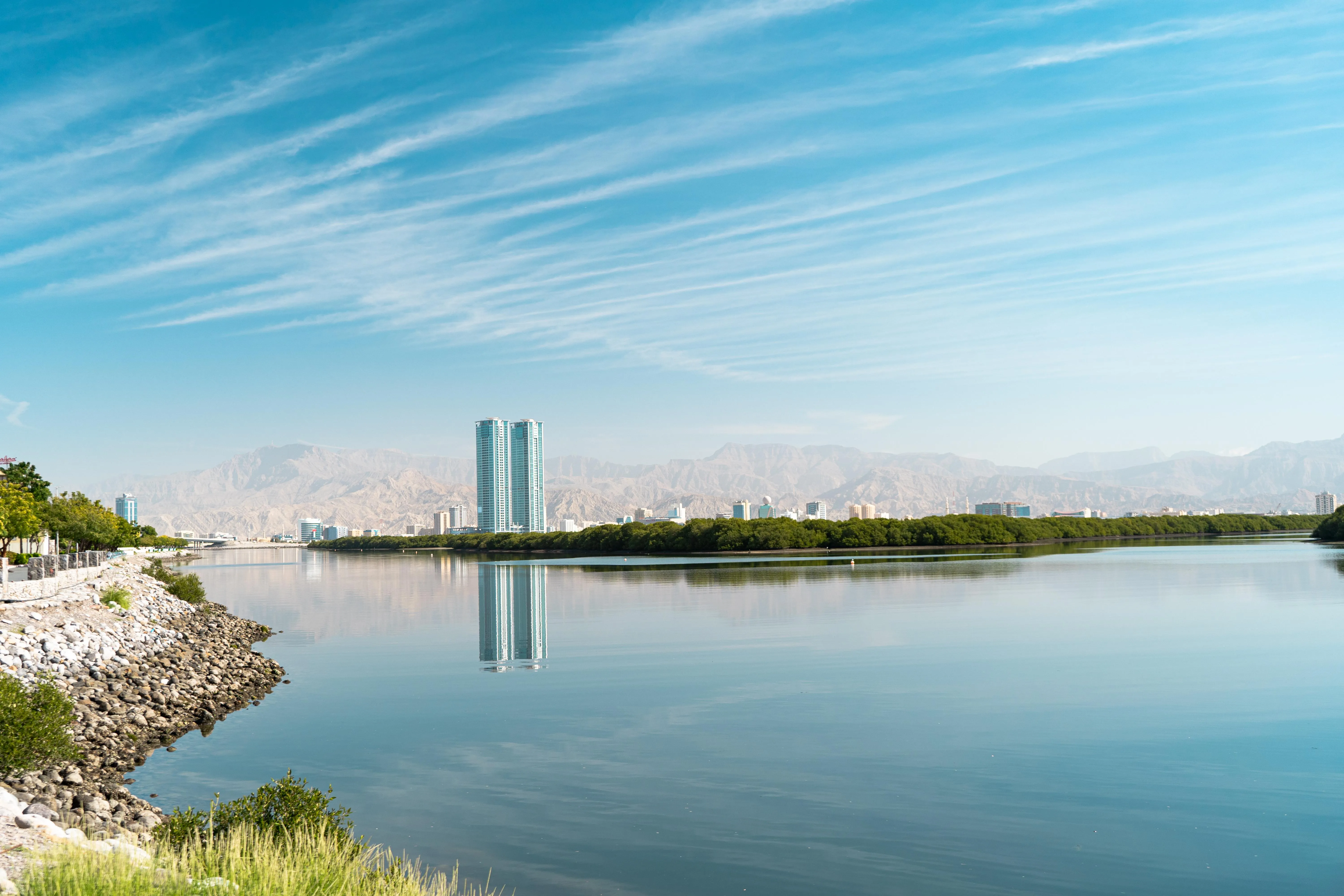 Ras Al-Khaimah mit Gebirge im Hintergrund